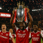 alt_text: Arsenal sukses meraih gelar liga, mengakhiri penantian panjang para penggemar.