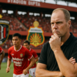 "alt_text": "Johnny Jansen bahas strategi Bali United dengan ChatGPT jelang laga kontra Bhayangkara."