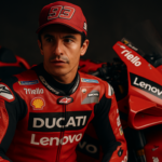 alt_text: Marquez mengenakan busana terbaru di samping Ducati, menampilkan fashion baru MotoGP.