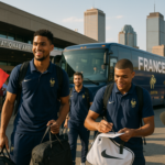 alt_text: Timnas Prancis merayakan kemenangan di kualifikasi Piala Dunia 2026 di Amerika.
