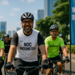 alt_text: Pesepeda merayakan Hari Sepeda Nasional dengan semangat olahraga di jalan kota.